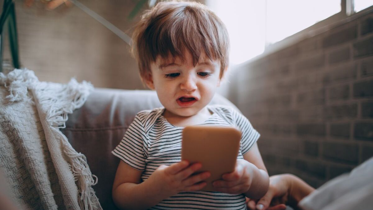 Carlos González compares child smartphones to whisky