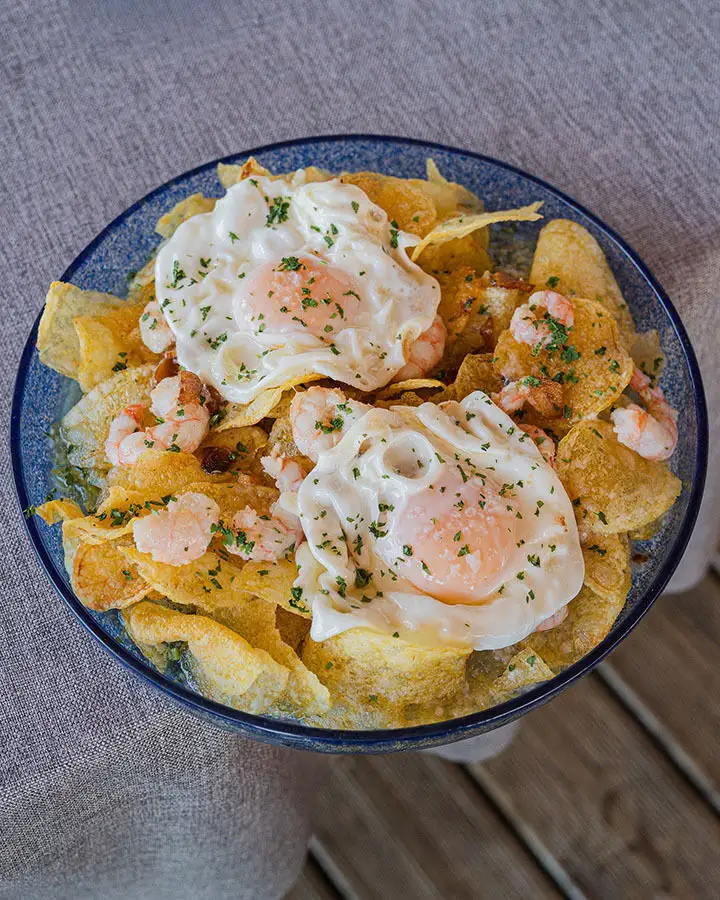 Gambas al ajillo con patatas chips y huevos rotos, Atenas Playa