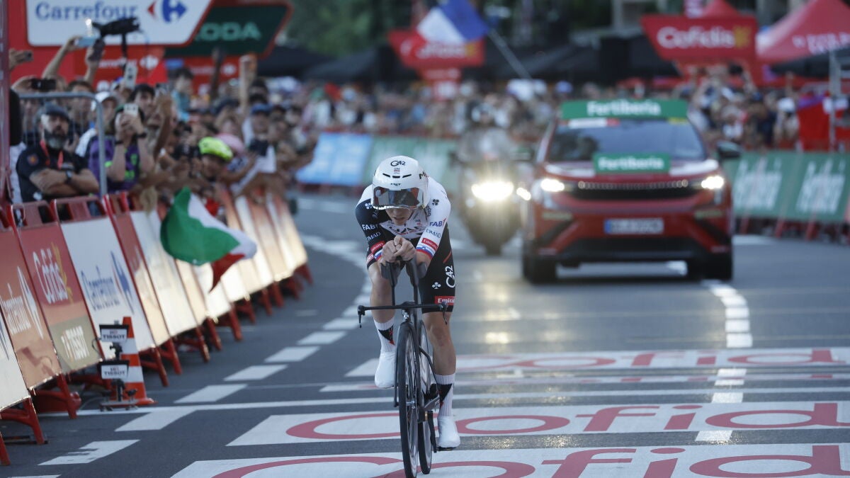 Tadej Pogacar wins Vuelta stage one by nine hundredths
