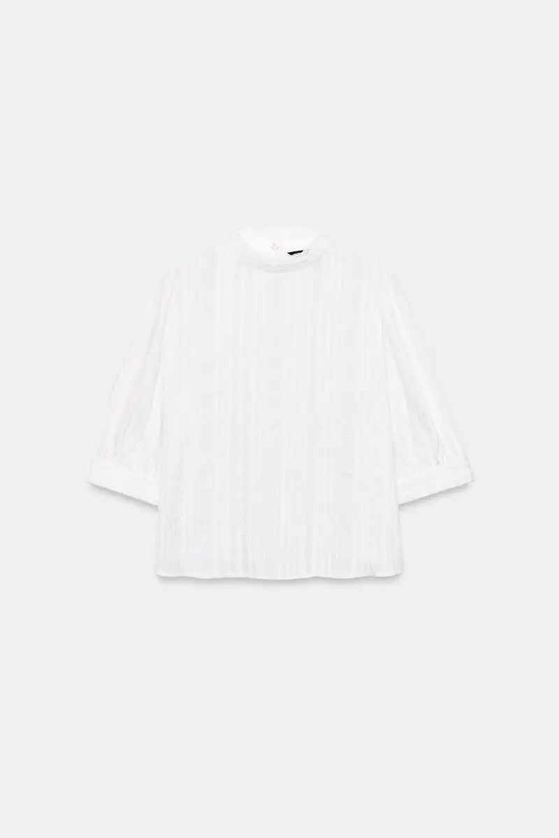 Blusa con puntilla.