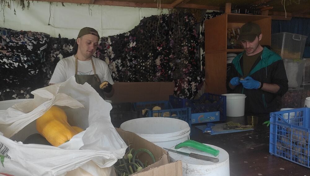 Alejandro pela patatas en la Cocina de Voluntarios en Leópolis