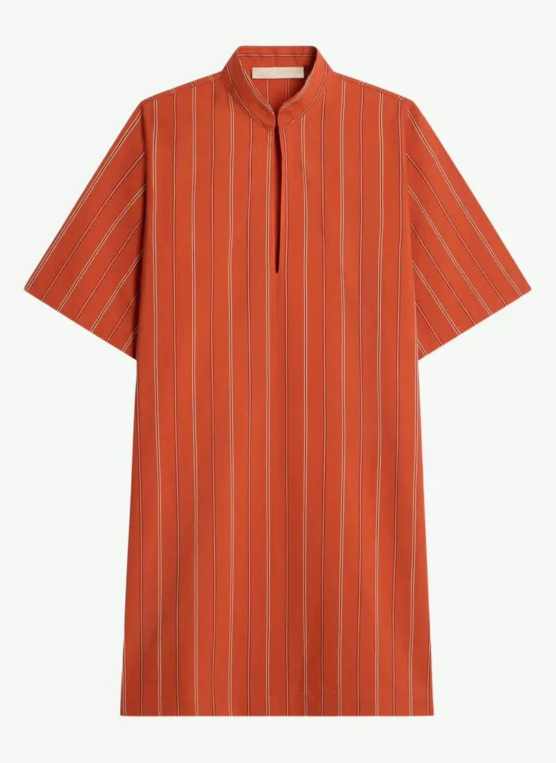 Vestido de rayas.