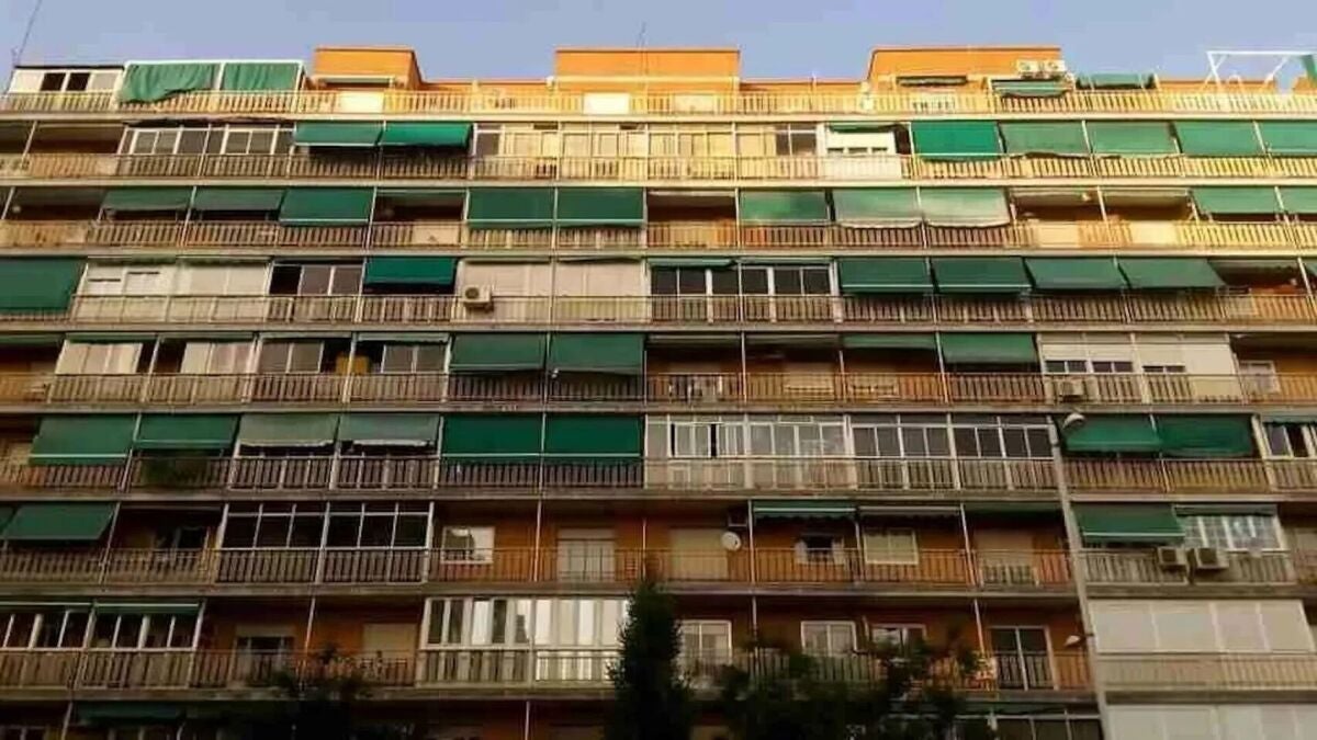 Why Green Awnings Can Trap Heat, Architect Explains