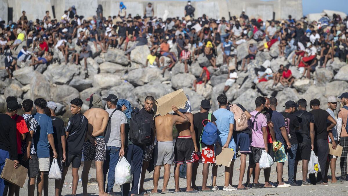La Razón column slams Sánchez's Ceuta crisis response