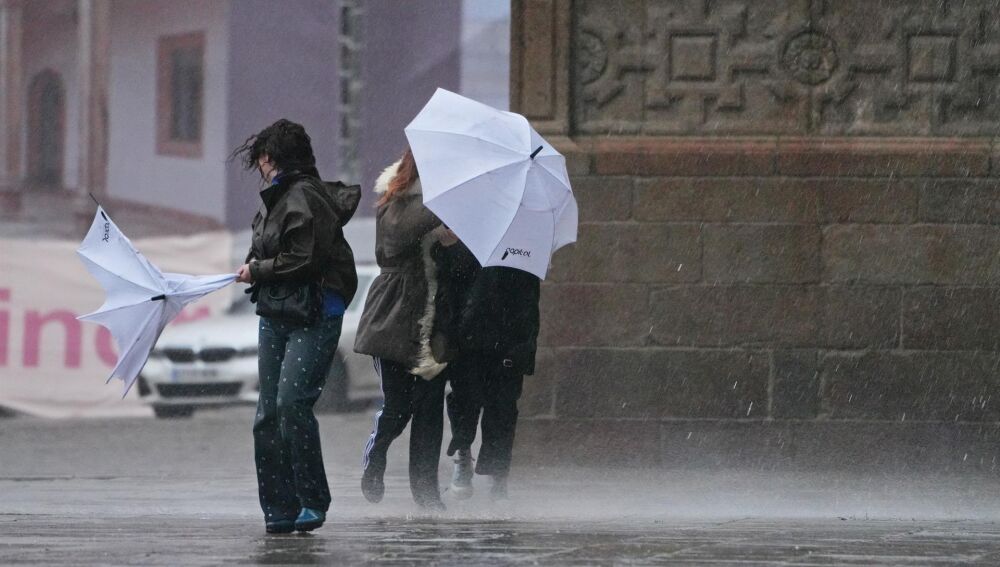 MURCIA.-Una borrasca dejará lluvias en norte peninsular hasta el jueves mientras que en el litoral Mediterráneo seguirán los 35º