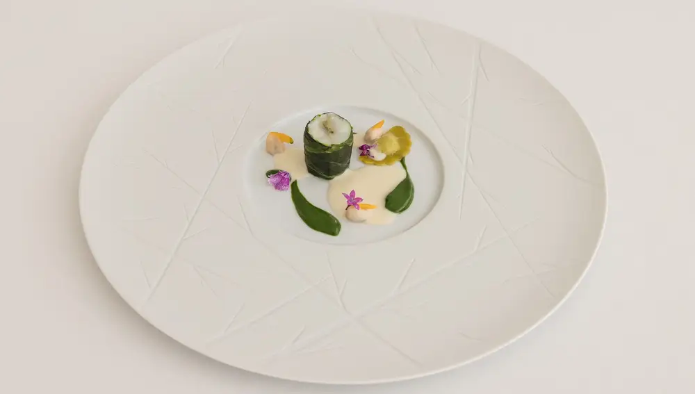 Lenguado en costra con espinacas, raviolis cremosos y salsa yodada
