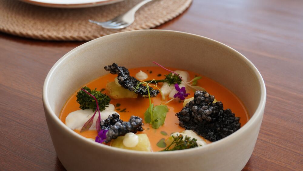 Cocochas de bacalao con gnochis, bimi y salsa cremosa de sobrasada y miel