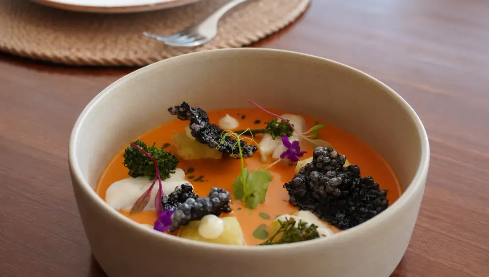 Cocochas de bacalao con gnochis, bimi y salsa cremosa de sobrasada y miel