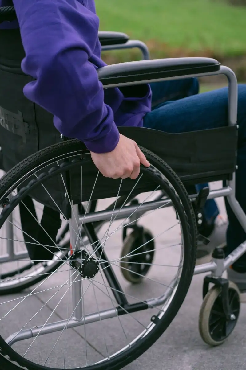 Imagen de recurso de una persona en silla de ruedas