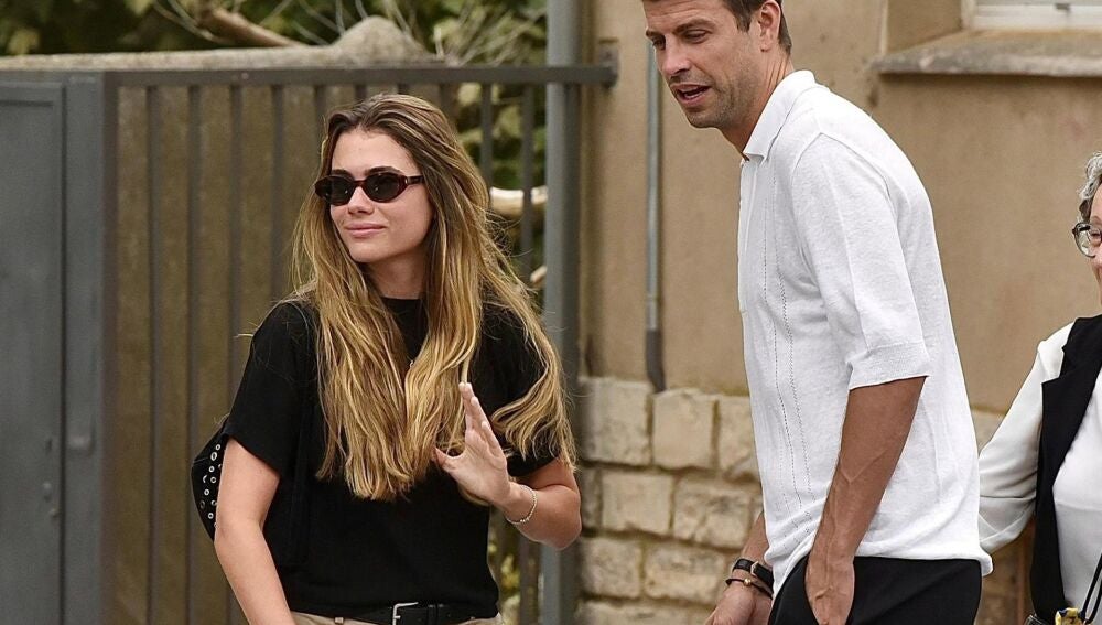 Gerard Piqué, desolado, da su último adiós a su abuela paterna arropado por Clara Chía