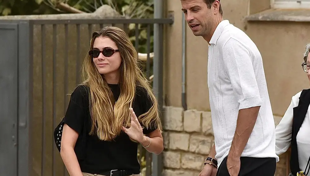 Gerard Piqué, desolado, da su último adiós a su abuela paterna arropado por Clara Chía