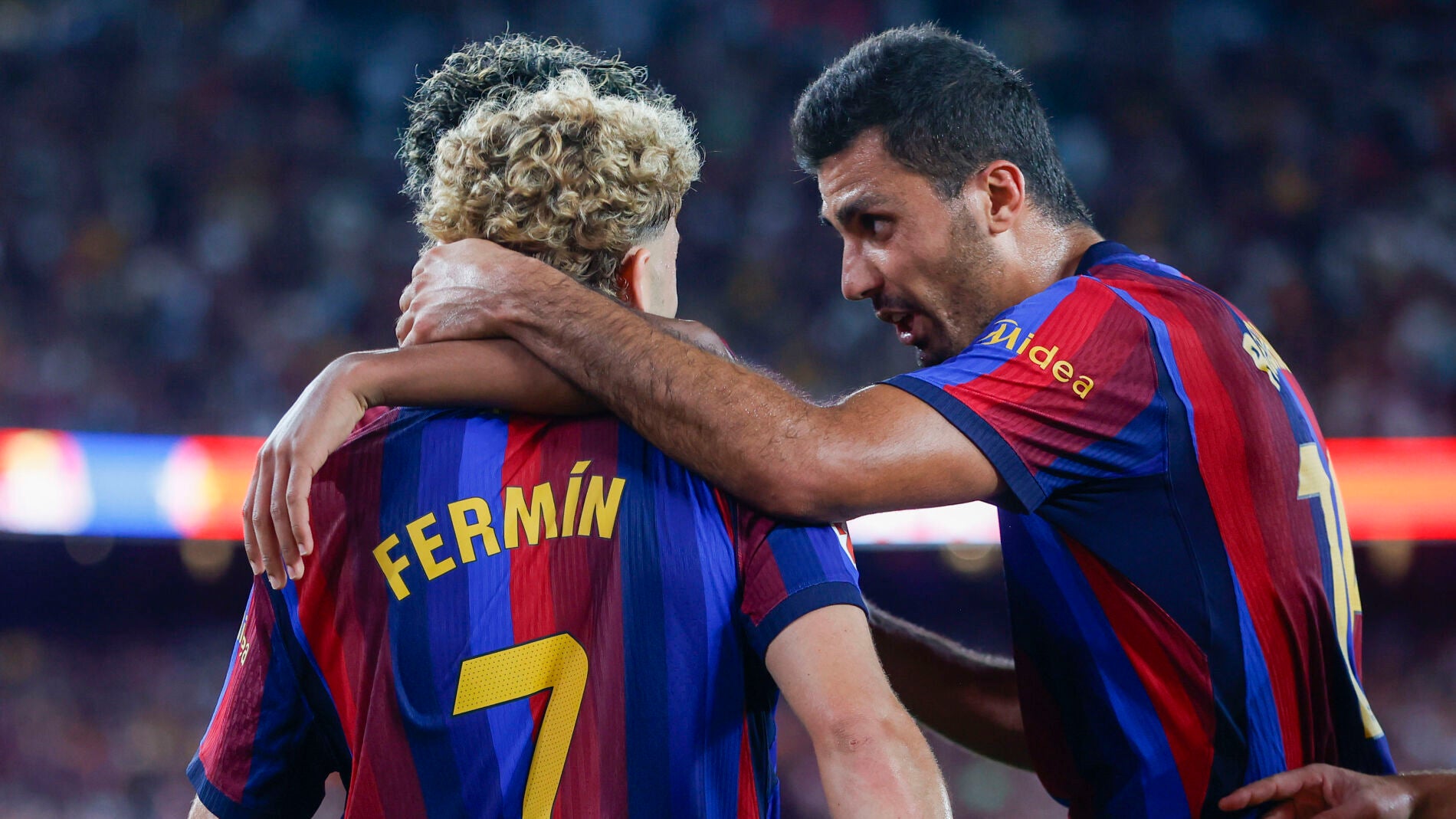 BARCELONA, 27/08/2026.- El centrocampista del Barcelona Fermín (i) celebra tras anotar el 2-0 para su equipo durante el partido de la primera jornada de LaLiga que FC Barcelona y Athletic Club de Bilbao disputan este jueves en el Camp Nou. EFE/ Quique Garcia