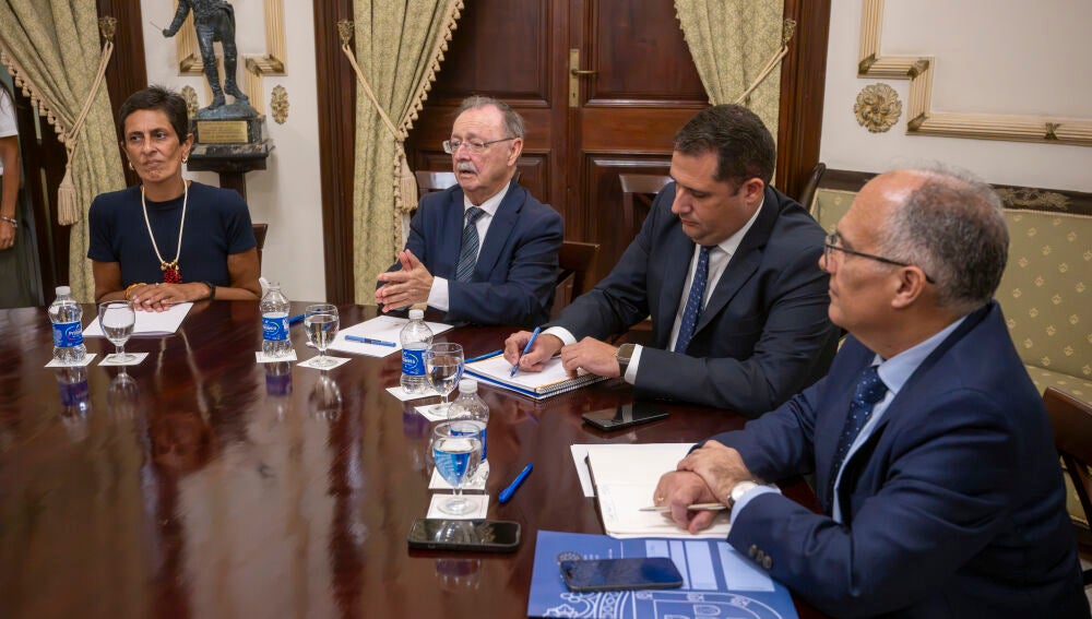 El presidente de Ceuta, Juan Jesús Vivas (2i), durante una reunión con la Fiscal General del Estado, en el Ayuntamiento, a 27 de agosto de 2026, en Ceuta (España). Peramato se ha reunido con Vivas para abordar la situación de la entrada masiva de migrantes y el proceso de filiación de los menores no