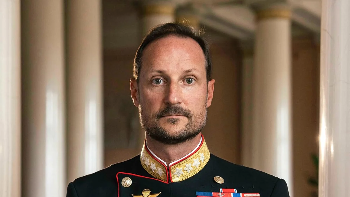 Primer retrato oficial de Haakon VIII como rey de Noruega