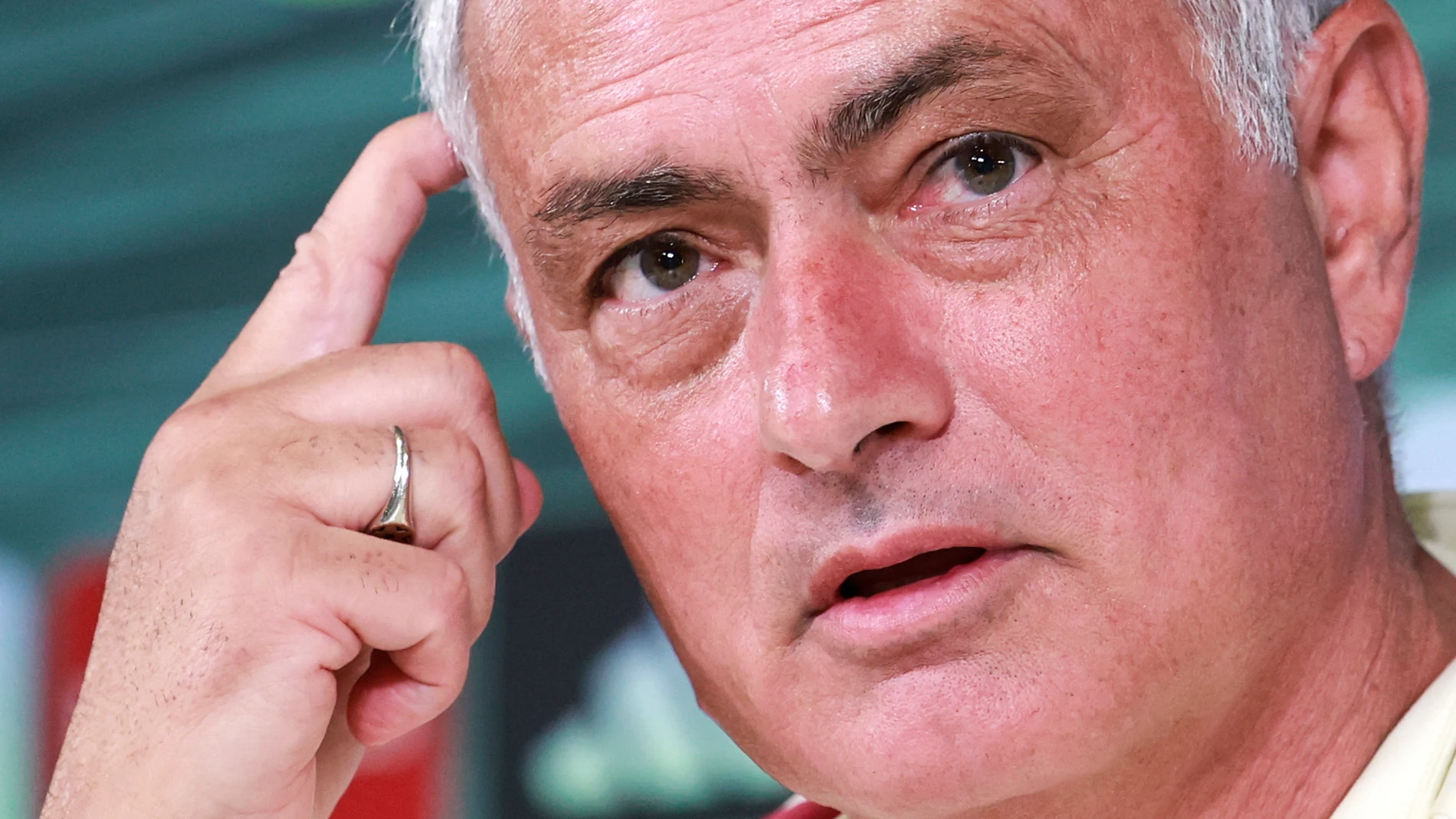Photo: larazon.es MADRID, 29/08/2026.- El entrenador del Real Madrid José Mourinho ofrece una rueda de prensa tras el entrenamiento del equipo