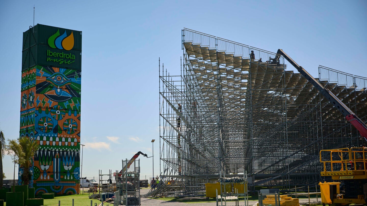 Operarios y trabajadores se apresuran para terminar el montaje del espectaculo que prepara la cantante Shakira en Madrid. La artista aterriza con una gran residencia de conciertos y un escenario a la altura del fenómeno: un estadio temporal con capacidad para unos 50.000 espectadores en Iberdrola Mu