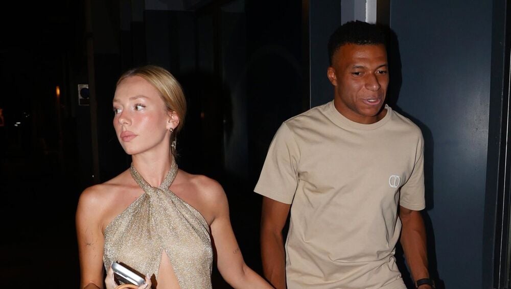 Ester Expósito y Mbappé ya no se esconden: paseo de la mano en una romántica cita por las calles de Madrid