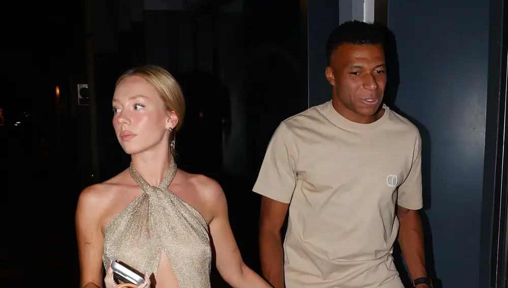 Ester Expósito y Mbappé ya no se esconden: paseo de la mano en una romántica cita por las calles de Madrid