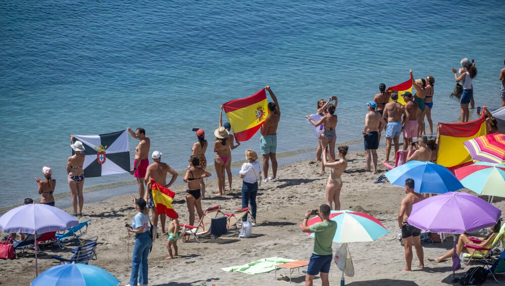 Una 'Armada de la Solidaridad' y una concentración motera llenan la bahía de Ceuta de banderas de España