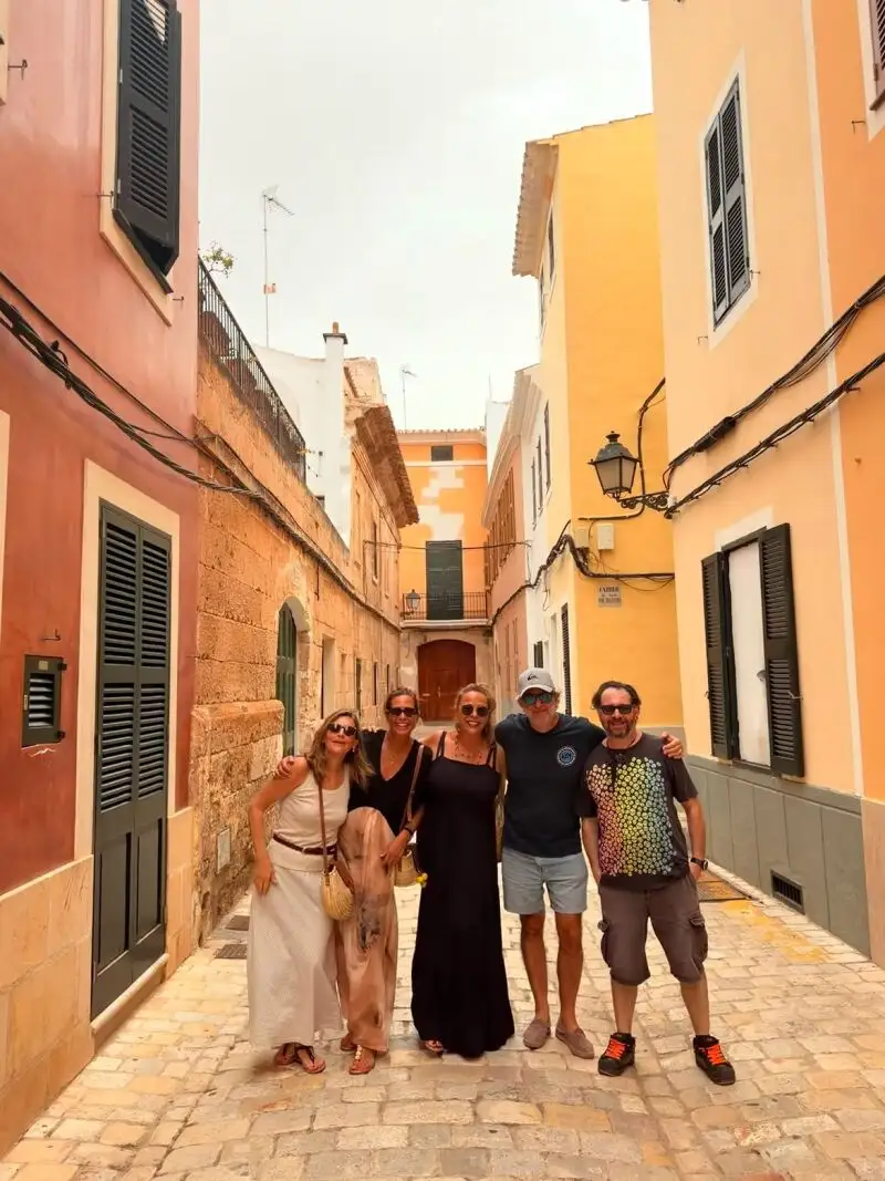 Nuria Roca con amigos en Menorca.