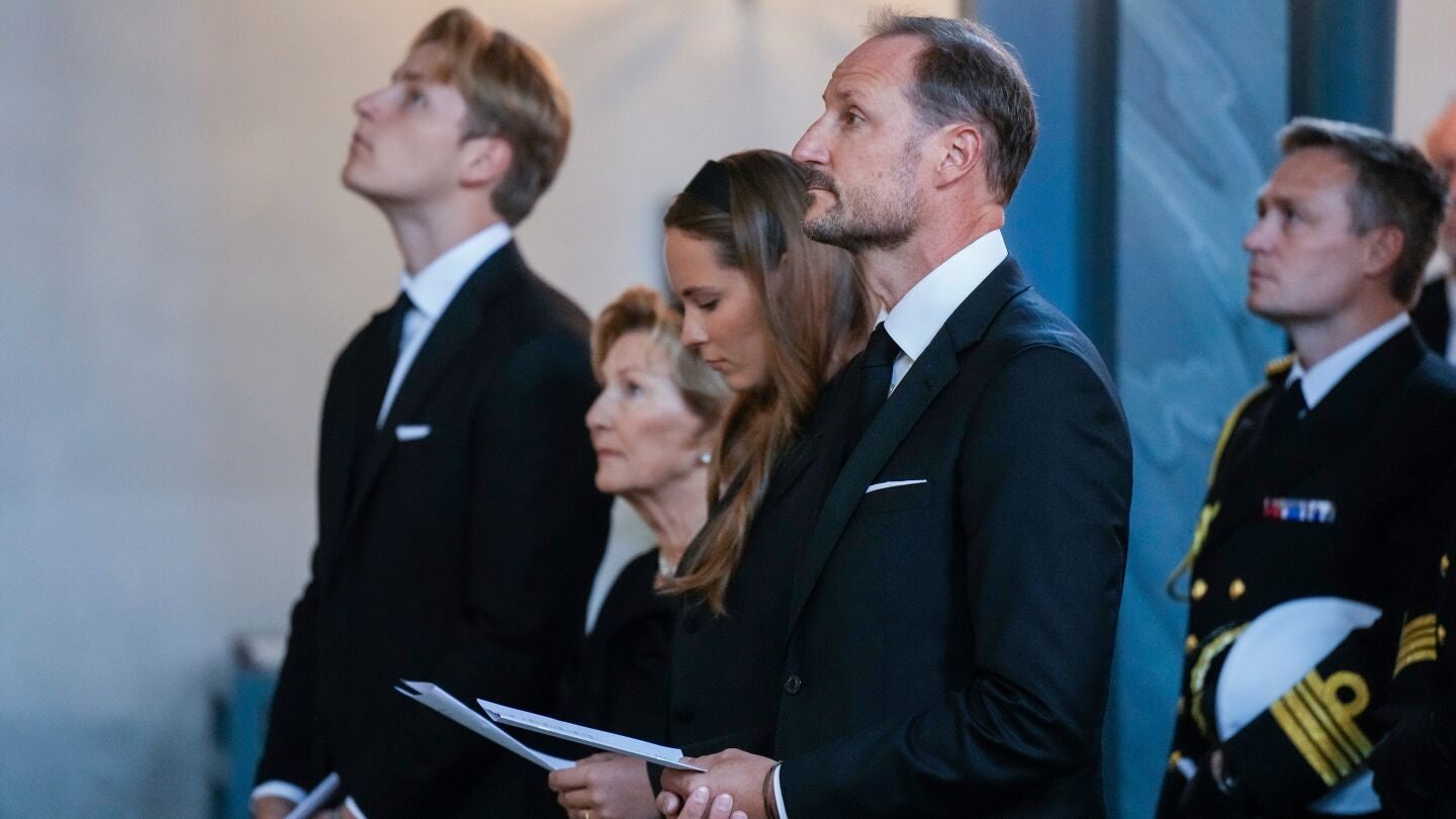 From right, Norway's King Haakon, Princess Ingrid Alexandra, Queen Sonja and Prince Sverre Magnus attend the mourning service for King Harald in Asker church, Asker, Norway, Sunday Aug. 30, 2026. (Javad Parsa/NTB via AP)