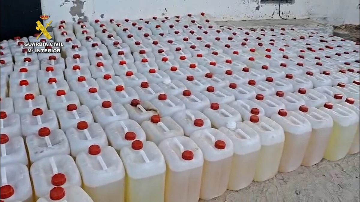 Imagen de archivo de garrafas de gasolina para el petaqueo