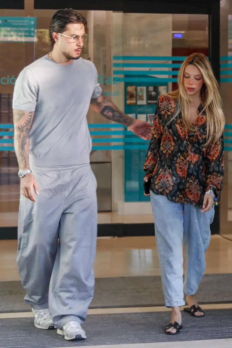 Alejandra Rubio al abandonar el hospital.