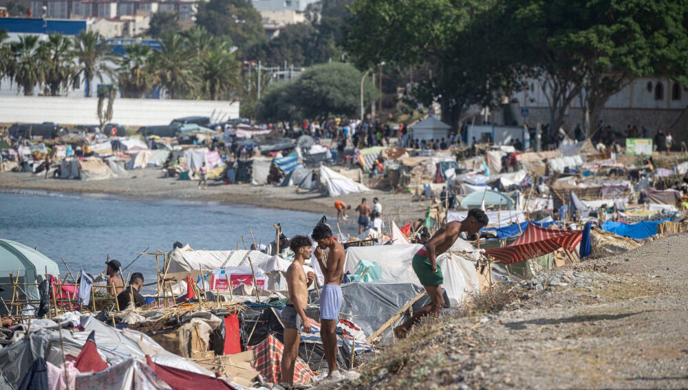 La playa del Trampolín de Ceuta vuelve a llenarse de migrantes