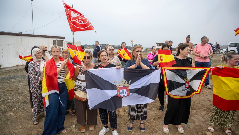Varias personas se manifiestan, a 1 de septiembre de 2026, en Ceuta (España). La portavoz del Grupo Popular en el Congreso, Ester Muñoz, ha animado a secundar este miércoles las concentraciones de apoyo a Ceuta tras la entrada masiva de migrantes a finales de julio y ha calificado de "lamentable" qu
