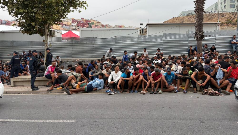 Cientos de magrebíes, a las puertas del albergue de Loma Colmenar, parapetados por la Policía Nacional