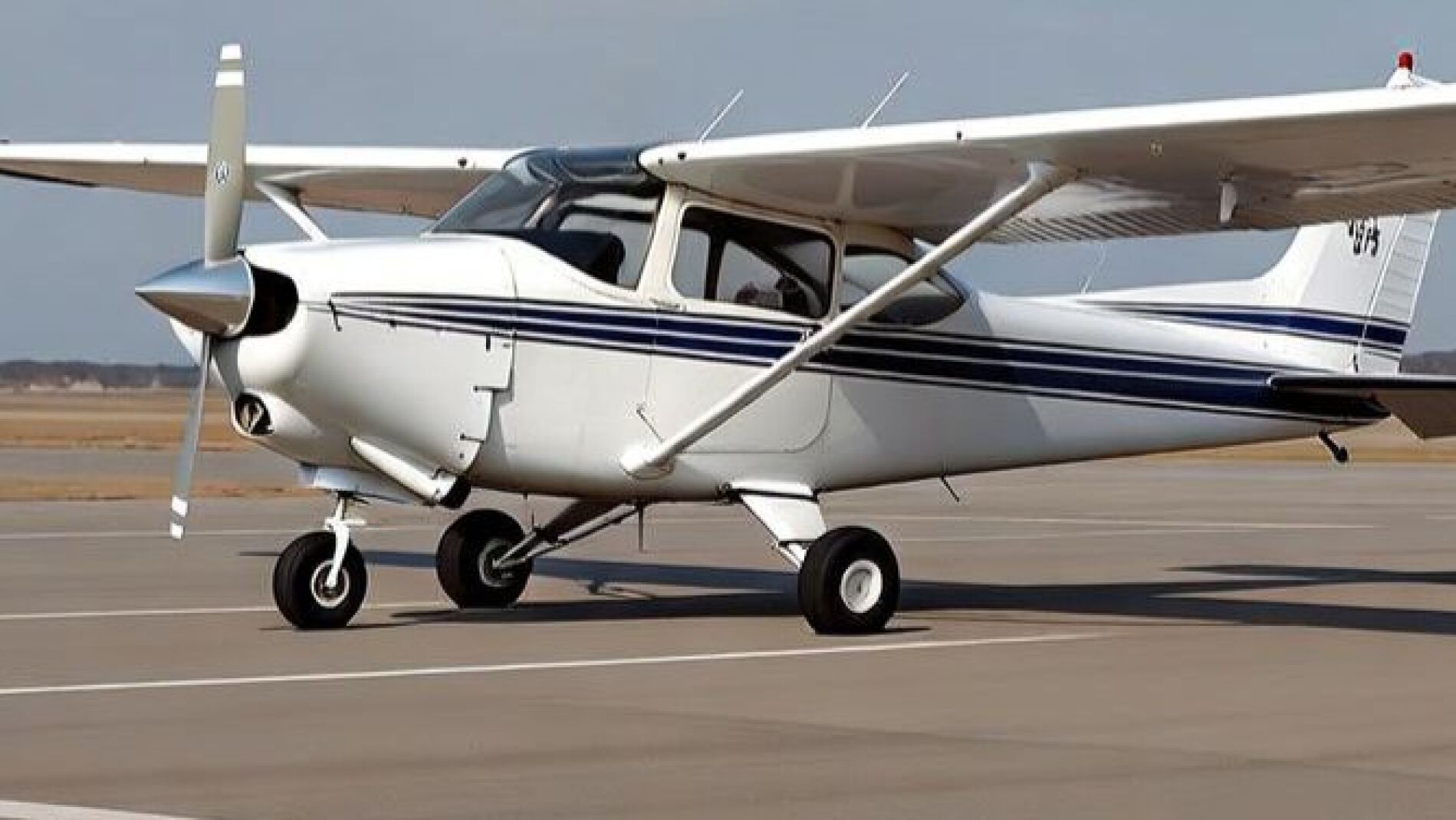 Un chico de 24 años roba una avioneta borracho, entra en el espacio aéreo de una central nuclear y termina siendo detenido por cazas del Ejército