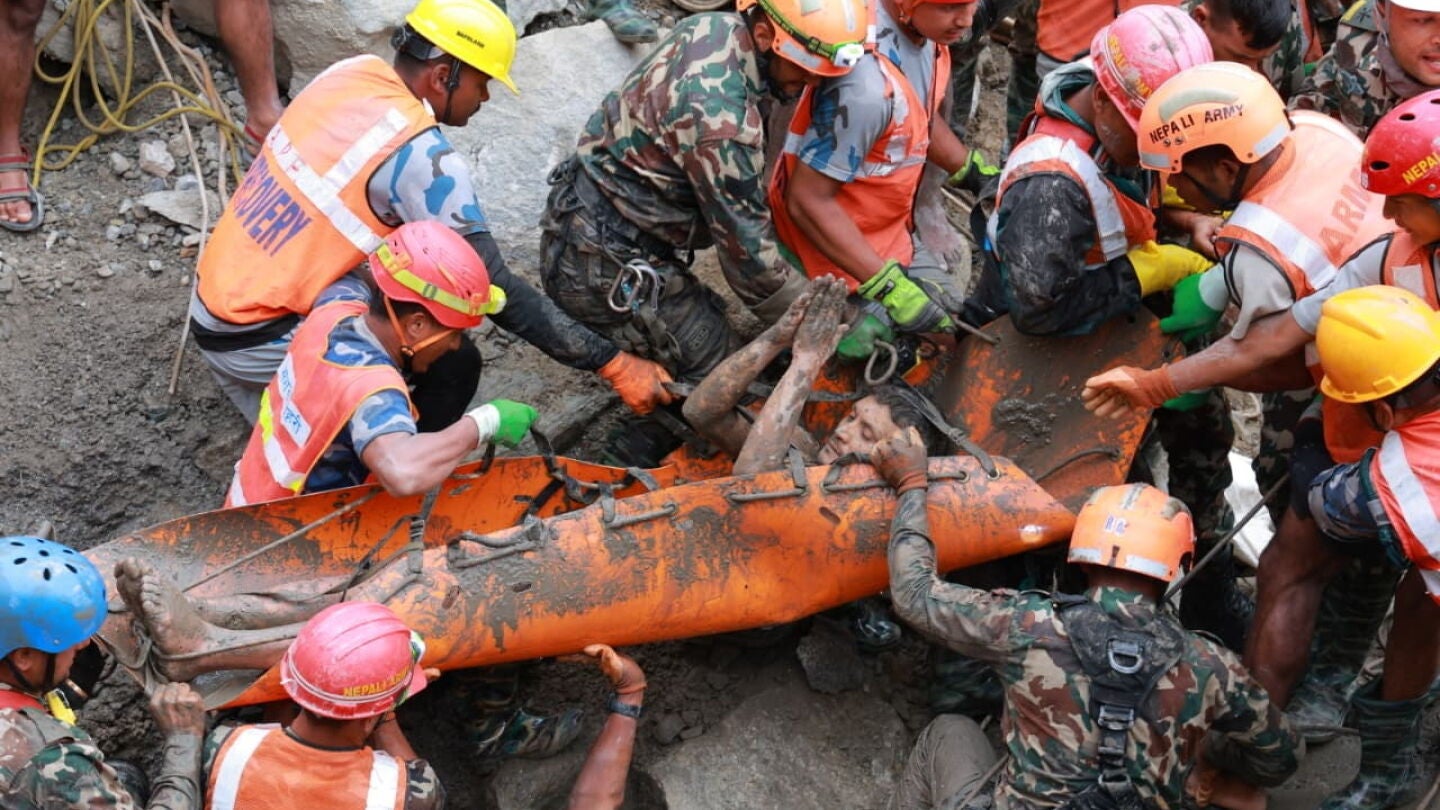 Rasuwa (Nepal), 04/09/2026.- A handout photo made available by the Nepali Army shows a worker rescued from a hydropower tunnel following flash floods in Rasuwa district, Nepal, 04 September 2026. Two people were rescued from a hydropower tunnel after an avalanche-triggered flash flood devastated river valleys along the Nepal-Tibet border, according to local authorities. (Inundaciones) EFE/EPA/Nepali Army HANDOUT Handout, editorial use only, no salesHANDOUT EDITORIAL USE ONLY/NO SALES 