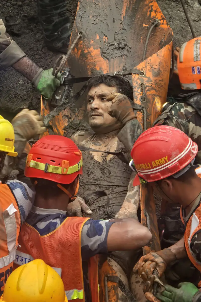 Rescatan con vida a dos trabajadores de un túnel diez días después de la riada en Nepal