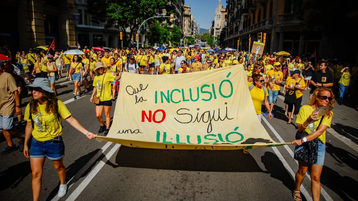 Manifestación de los sindicatos Ustec·Stes, CGT, Intersindical y COS en el marco de la huelga educativa