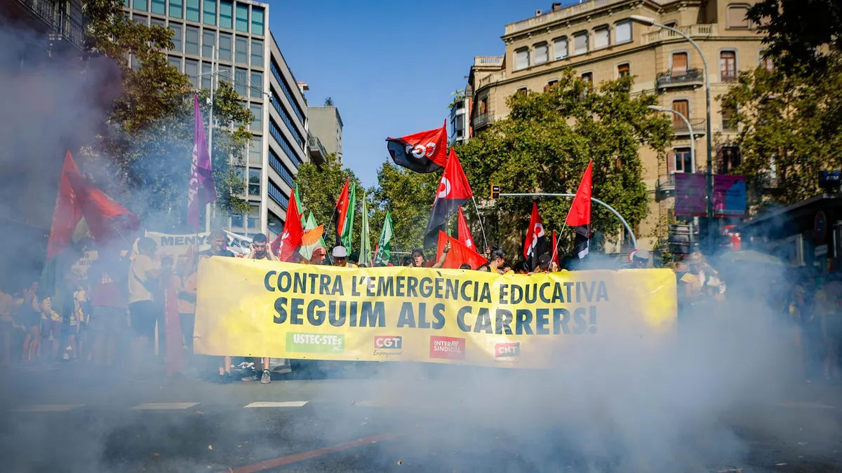 (Resumen) El curso escolar comienza en Cataluña con huelga docente y cortes de carretera