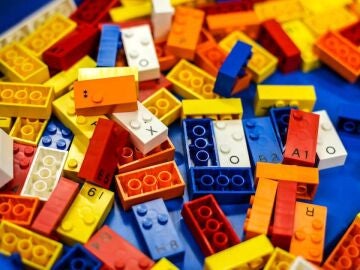 Un youtuber construye un submarino con piezas de LEGO y demuestra que es completamente funcional en un vídeo