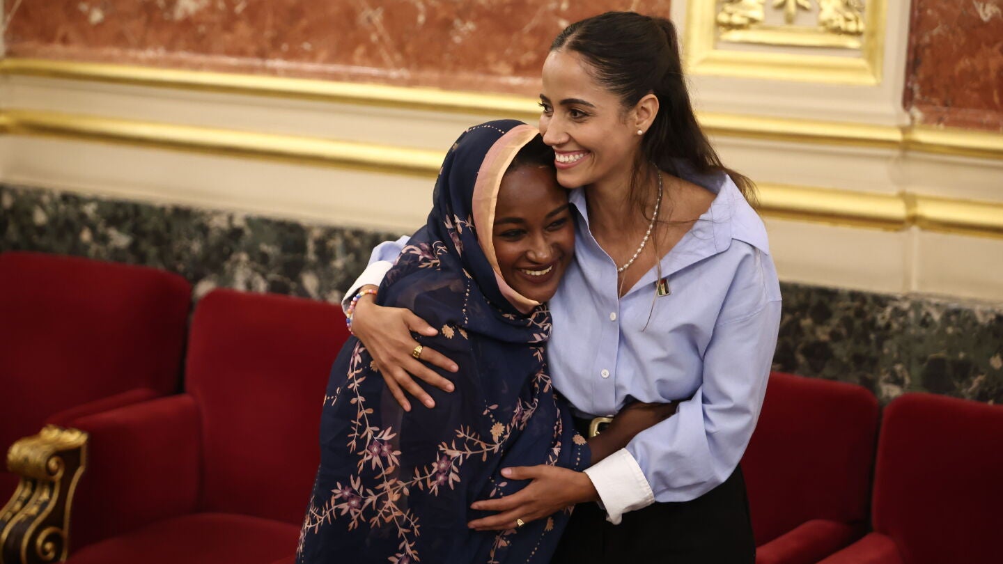 El Congreso aprueba la ley para nacionalizar saharauis en plena tensión con Marruecos y el revés a la ley de nietos La diputada de Sumar Tesh Sidi (d) mantiene un encuentro con saharauis en el Congreso de los Diputados, a 10 de septiembre de 2026, en Madrid (España). El Congreso da luz verde a la proposición de ley para conceder la nacionalidad española a los saharauis nacidos cuando el Sáhara Occidental se encontraba bajo administración española, una iniciativa que podría beneficiar a unas 80.000 personas y que se debate y vota en plena tensión con Marruecos por la crisis de Ceuta y después del varapalo j...