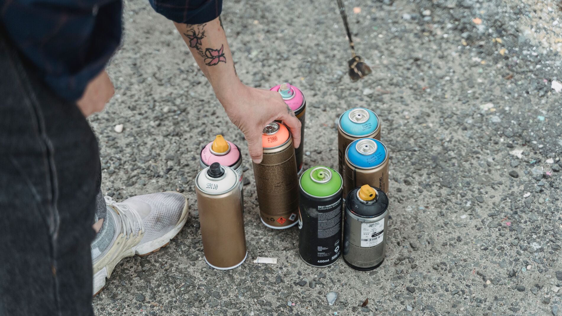 Por qué este creador de arte urbano se ha convertido en el protagonista involuntario de las llamadas vecinales más insólitas de la temporada