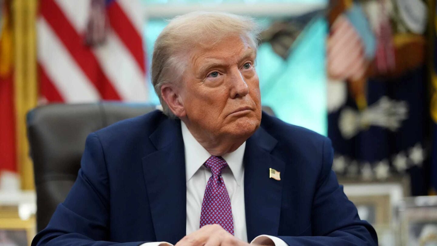 Trump llama al CEO de Nvidia en plena crisis de la IA y tacha de "bulo ...