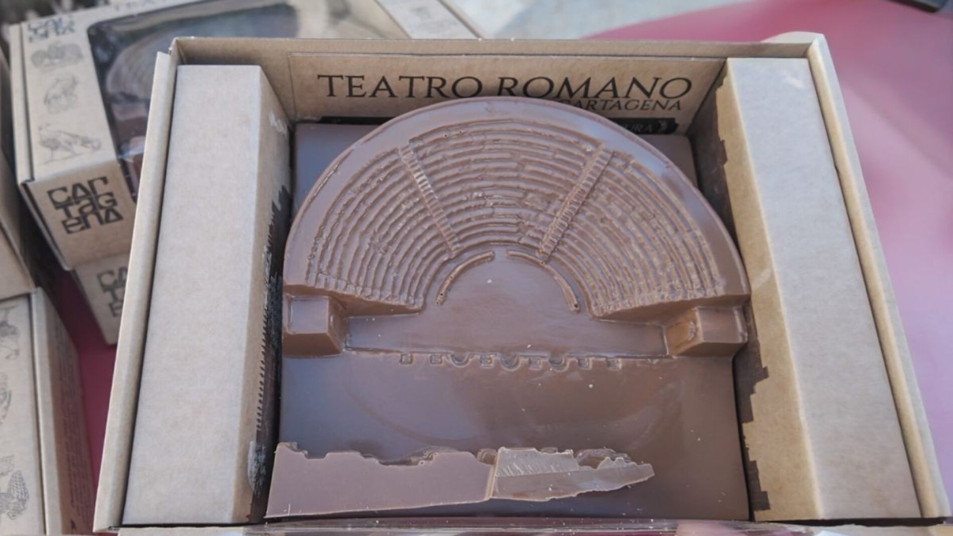 El Teatro Romano de Cartagena se convierte en un nuevo souvenir gastronómico en forma de chocolate