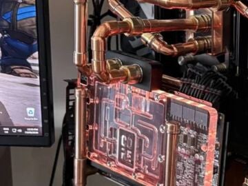 Un hombre construye uno de los PC gaming más extraños del mundo: hecho con madera y cobre