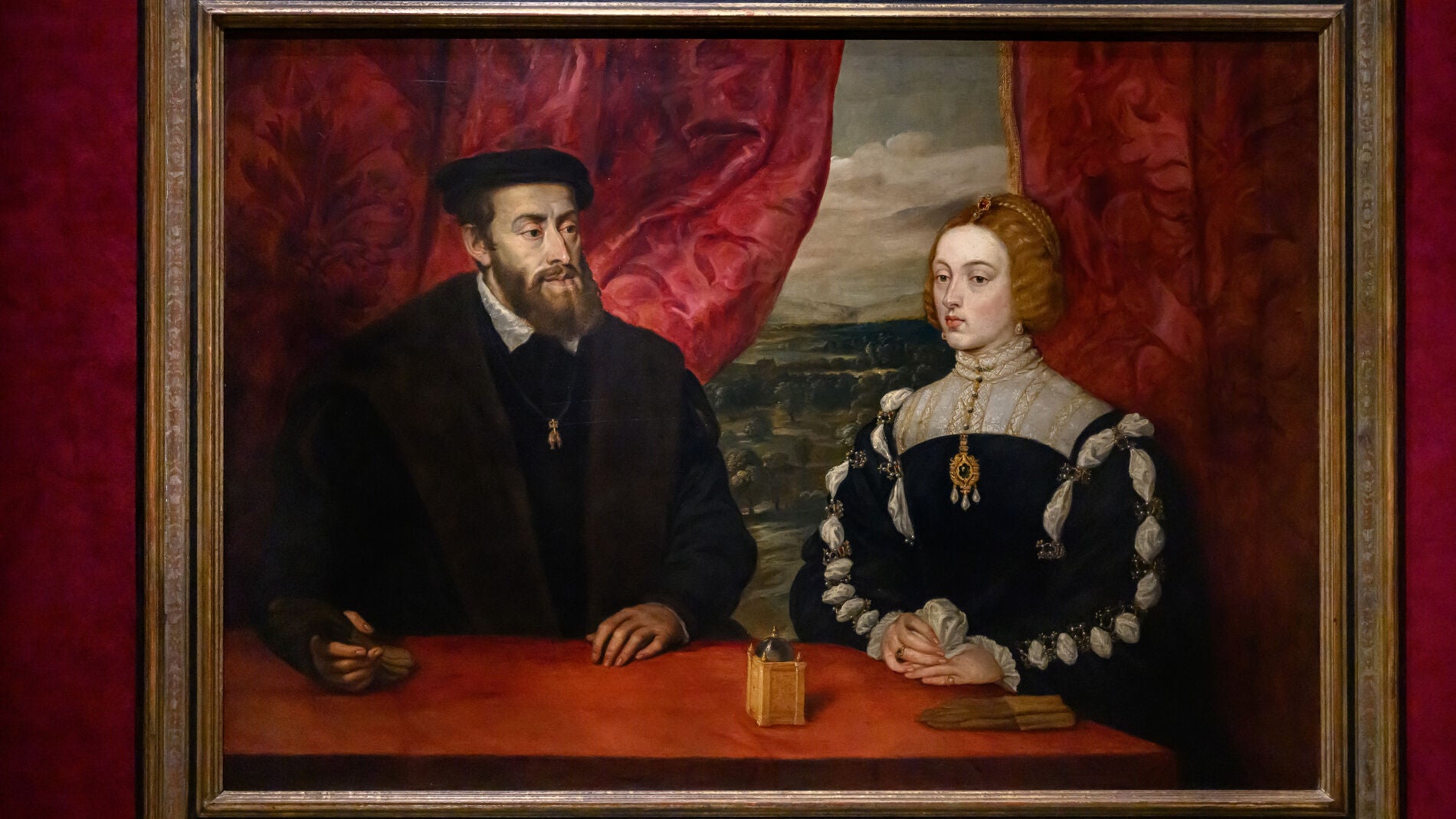 La historia apasionante del retrato de Carlos V e Isabel de Portugal