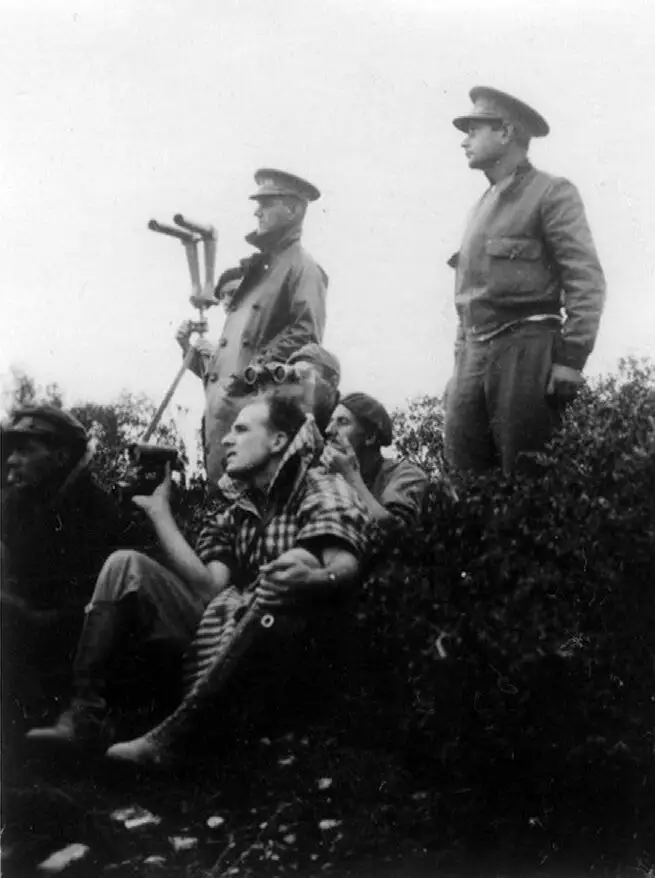 Merriman, sentado con una manta, en el puesto de observación de la XV Brigada Internacional
