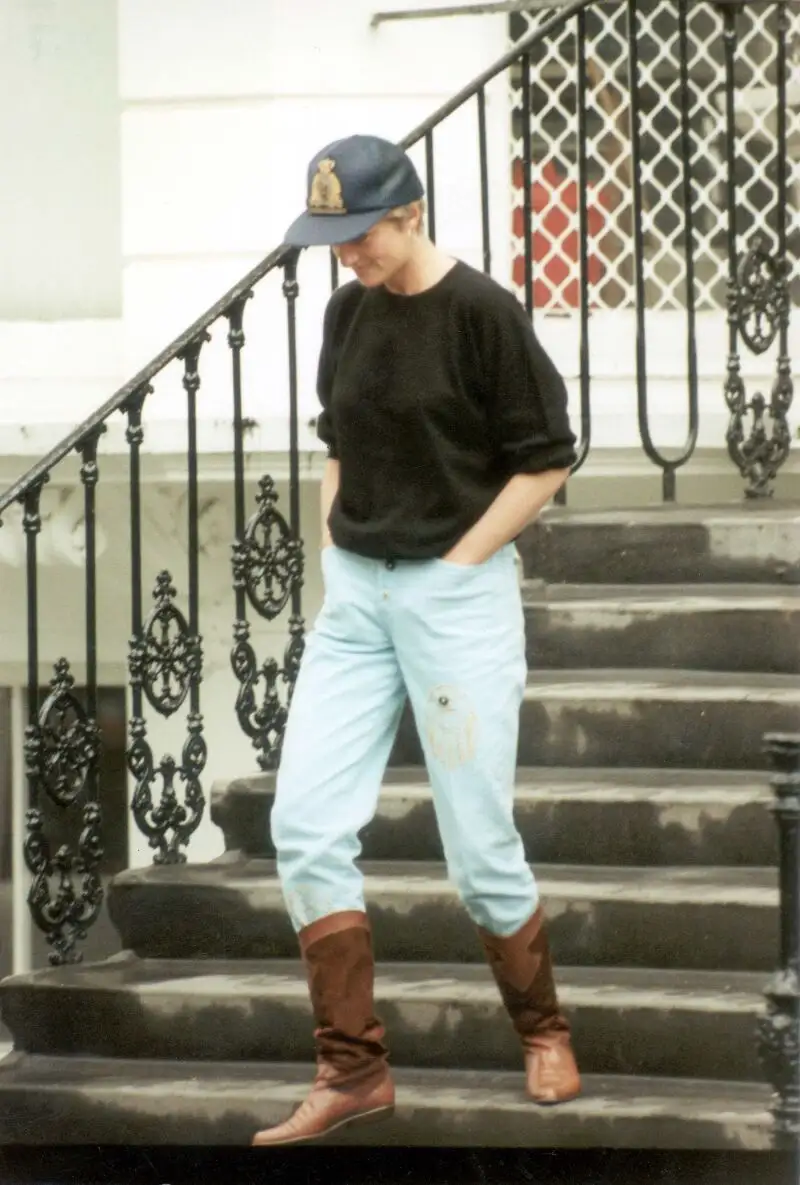 Lady Di con botas por encima del pantalón