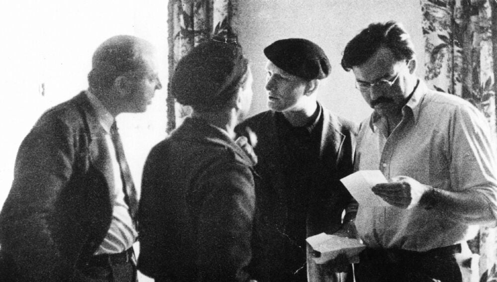 De izda. a dcha., John Dos Passos, el cineasta Joris Ivens, el torero Sidney Franklin y Ernest Hemingway