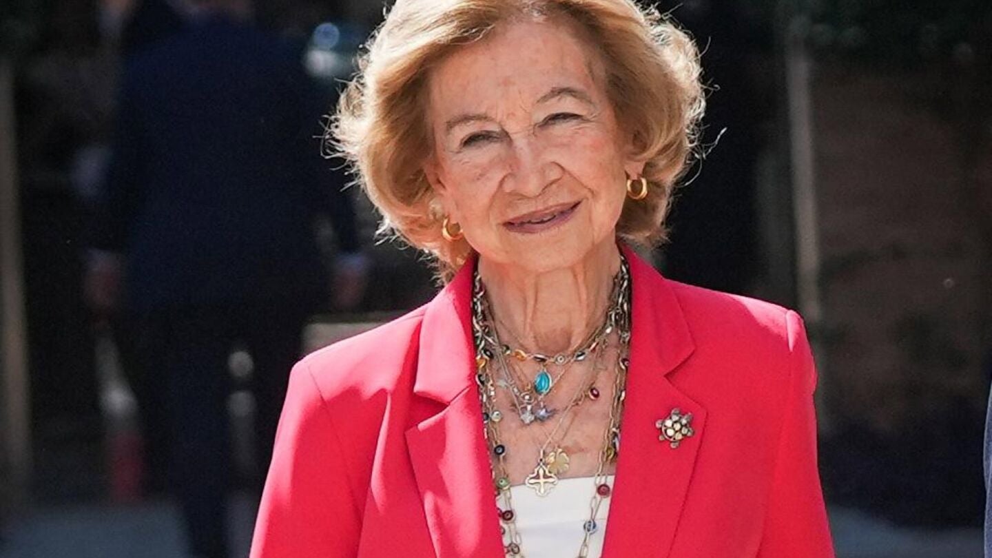 La Reina Sofía reaparece radiante en Sevilla con el combo infalible más favorecedor