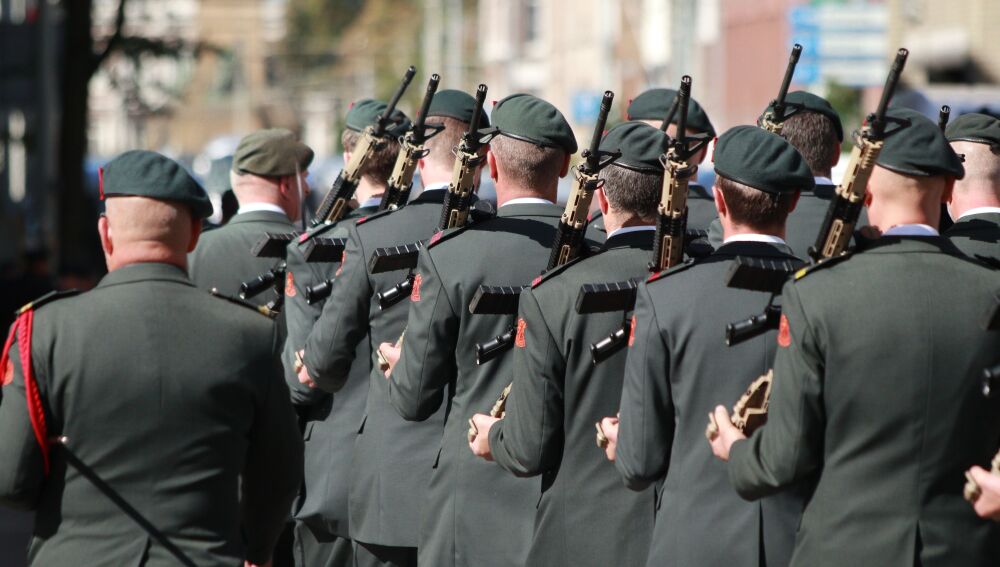 Imagen de archivo de un grupo de soldados en uniformes sosteniendo armas de fuego