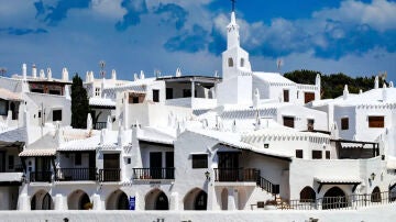 El manifiesto urbano de los a&ntilde;os 70 que emula una villa marinera en Baleares