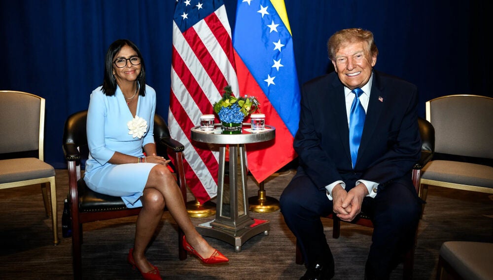 AME9823. NUEVA YORK (ESTADOS UNIDOS), 22/09/2026.- Fotograf&iacute;a difundida en la cuenta oficial de Telegram Prensa Presidencial de Venezuela en la que muestra a la presidenta interina de Venezuela, Delcy Rodr&iacute;guez (i), posa junto al presidente de Estados Unidos, Donald Trump, este martes en un encuentro que supone un acercamiento in&eacute;dito entre Washington y Caracas, en Nueva York (Estados Unidos). EFE/ Prensa Presidencial de Venezuela /SOLO USO EDITORIAL/ SOLO DISPONIBLE PARA ILUSTRAR LA NOTICIA ...