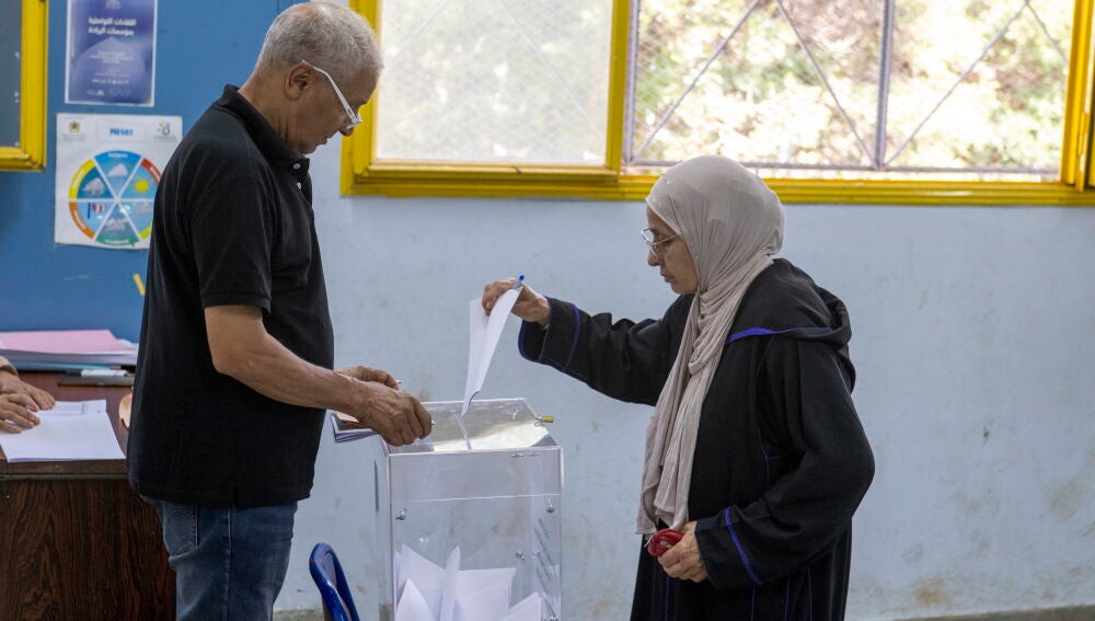 RABAT (Morocco), 23/09/2026.- A woman casts her vote at a polling station in Rabat, Morocco, 23 September 2026. Moroccans went to the polls to elect all 395 members of the House of Representatives in parliamentary elections. (Elecciones, Marruecos) EFE/EPA/JALAL MORCHIDI 